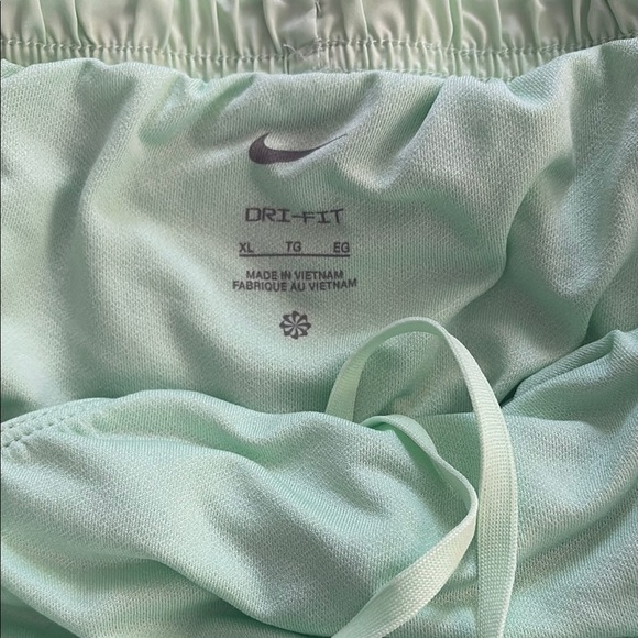 Nike Green Athletic Shorts Lightweight Moisture-Wicking - Picture 2 of 4